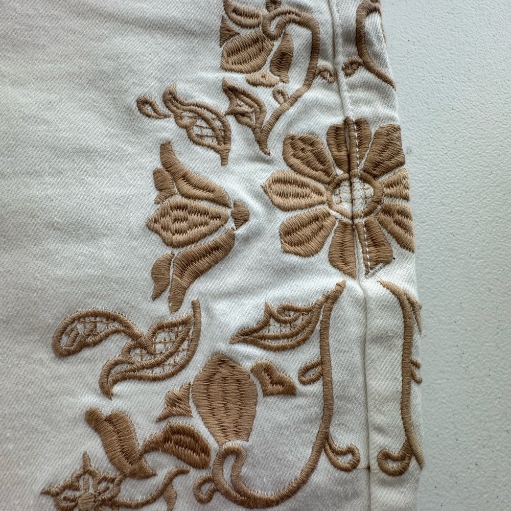 NWT a.n.a Embroidered Denim Shorts Size 18 Ivory Boho Western Floral Festival - Picture 5 of 8